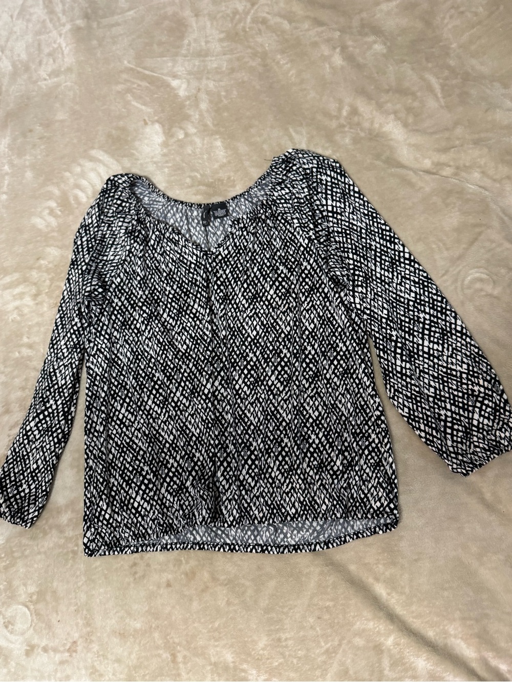 new directions Black & White Printed V-Neck Long Sleeve Blouse